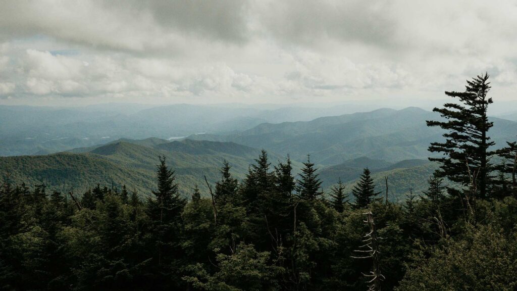Scenic view of the Smoky Mountains in Gatlinburg, Tennessee—an ideal destination for affordable family vacations in the USA.